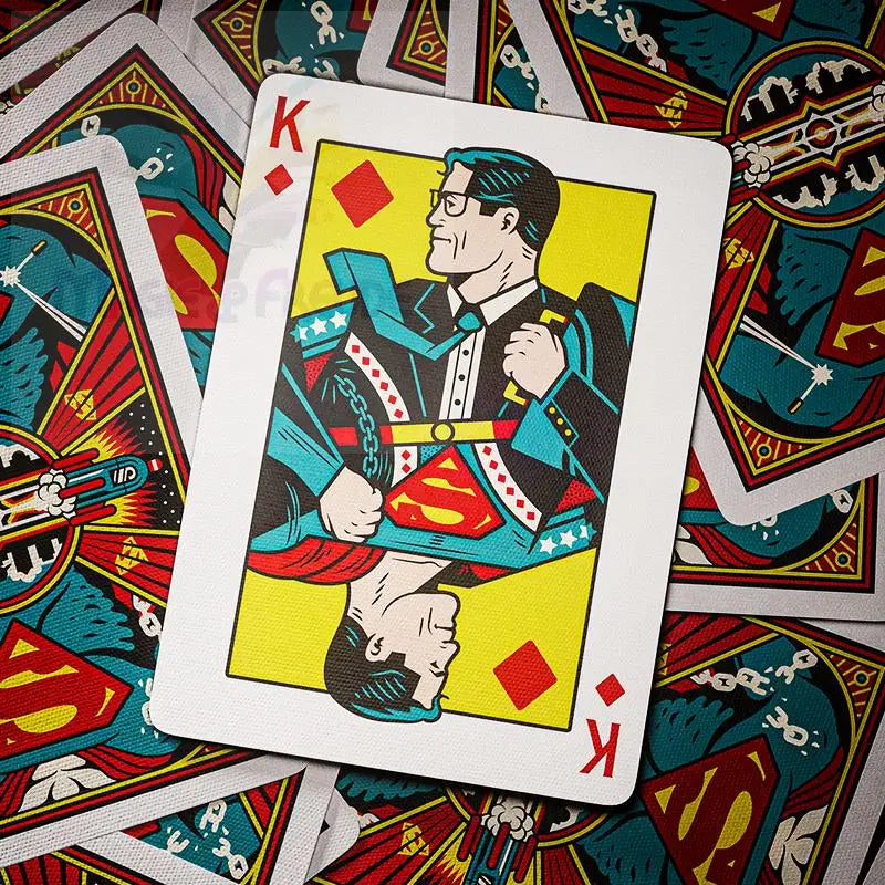 Eine Spielkarte mit einer Darstellung von Superman in einem Anzug und einer Brille, die als Karo-König gestaltet ist.