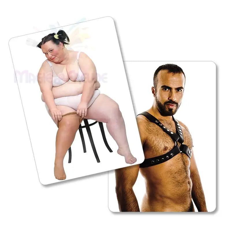 Zwei Spielkarten mit einer übergewichtigen Frau in Unterwäsche und einem Mann ohne Hemd in einem Ledergeschirr.