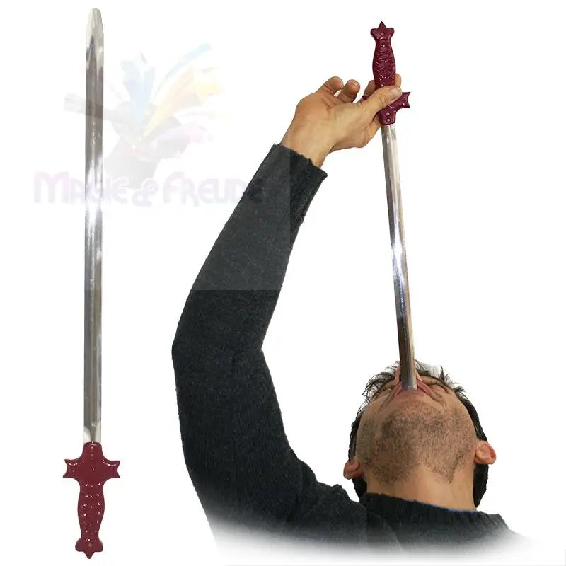 Ein Mann trinkt aus einem schwertförmigen Strohhalm.