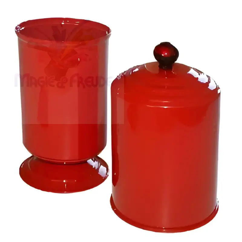 Zwei glänzend rote Metallkannen für die Küche, eine mit Deckel und dekorativem Knauf, die andere ein offener becherartiger Behälter auf einem Sockel.