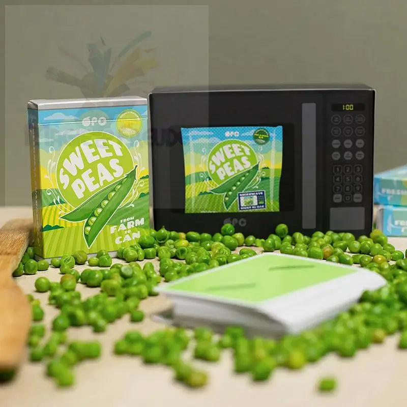 Ein Mikrowellenherd mit einer Packung süßer Erbsen darin.