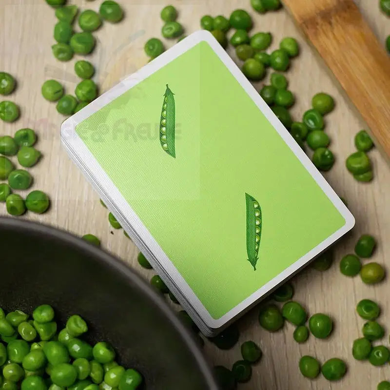 Ein Stapel Spielkarten mit einem grünen Erbsenschotenmotiv.
