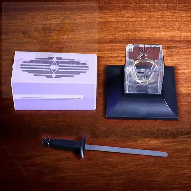 Ein Sammlerset mit einer dekorativen Schachtel, einem Ring auf einem Ständer und einem Miniaturschwert.