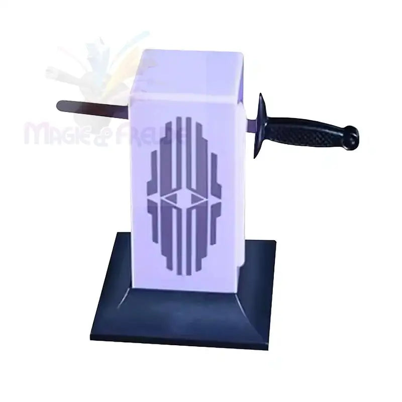 Ein weißes, quadratisches Prisma als Zaubertrickrequisit, durch das ein Schwert geführt wird.