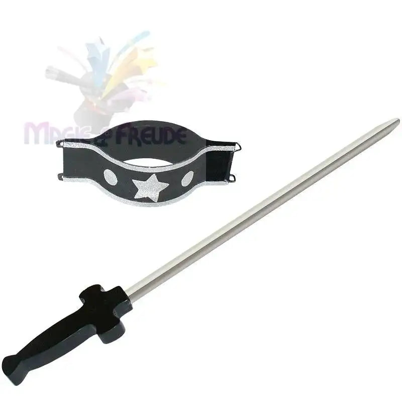 Eine schwarz-silberne Handgelenksmanschette mit Sternmotiv und ein Spielzeugschwert mit silberner Klinge und schwarzem Griff.