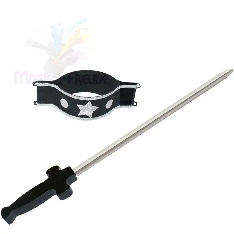 Eine schwarz-silberne Handgelenksmanschette mit Sternmotiv und ein Spielzeugschwert mit silberner Klinge und schwarzem Griff.