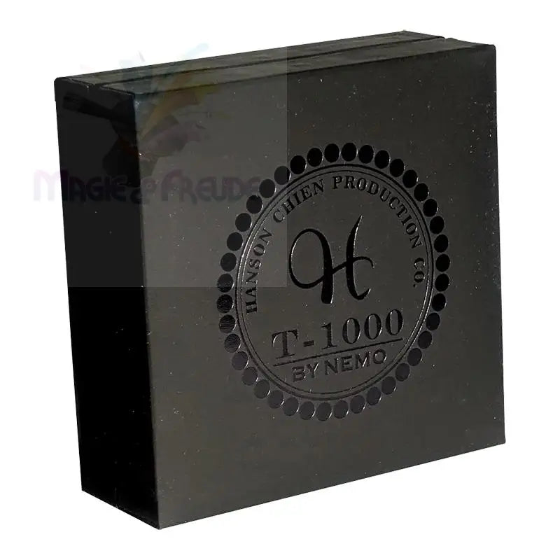 Schwarze, rechteckige Schachtel mit kreisförmiger Prägung und dem Text ’H’ und ’T-1000 BY NEMO’.