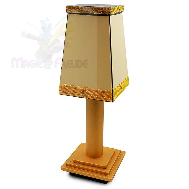 Tischlampe im Art-Déco-Stil mit trapezförmigem, cremefarbenem Schirm und gestuftem, quadratischem Sockel.