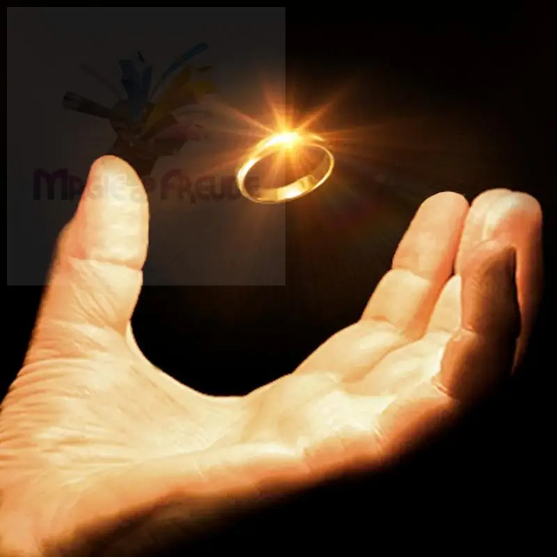 Ein glühender Goldring, der über einer offenen Handfläche schwebt.