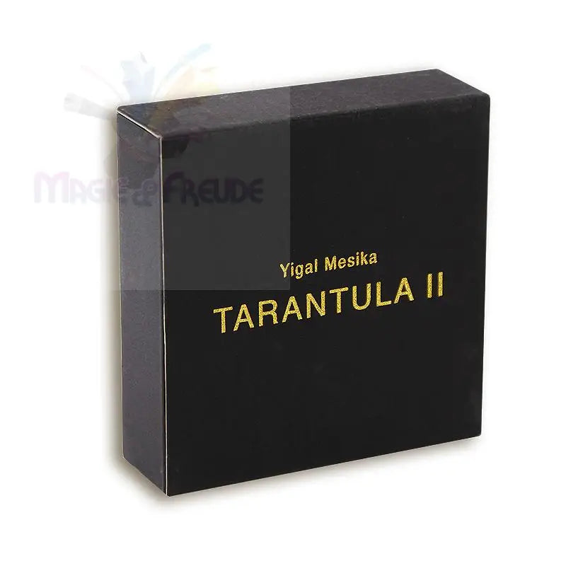 Schwarze rechteckige Schachtel mit goldener Beschriftung.