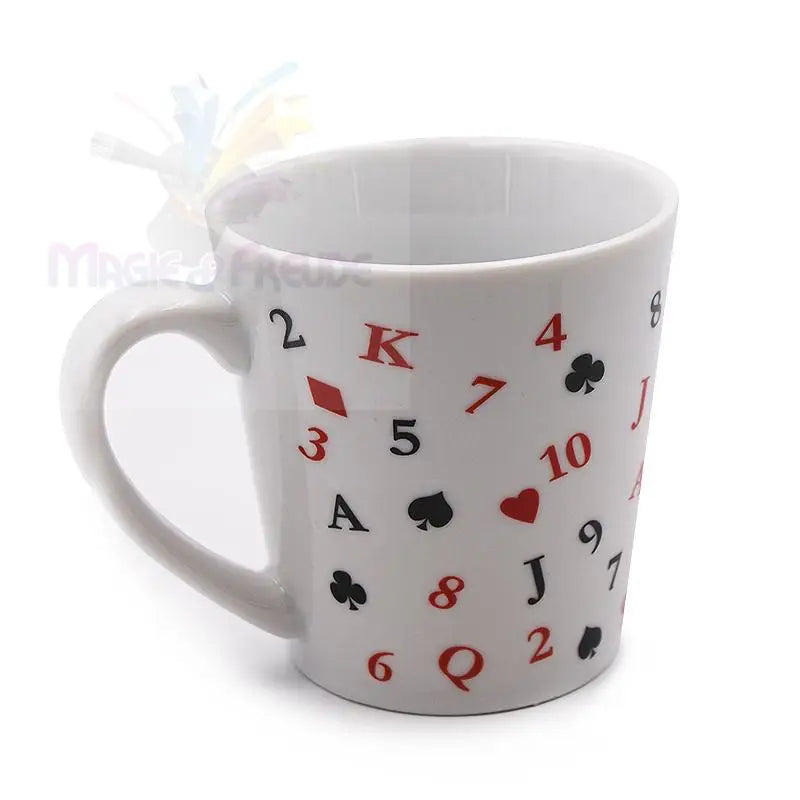 Weißer Keramik-Kaffeebecher mit Spielkartenfarben- und Zahlenmotiven.
