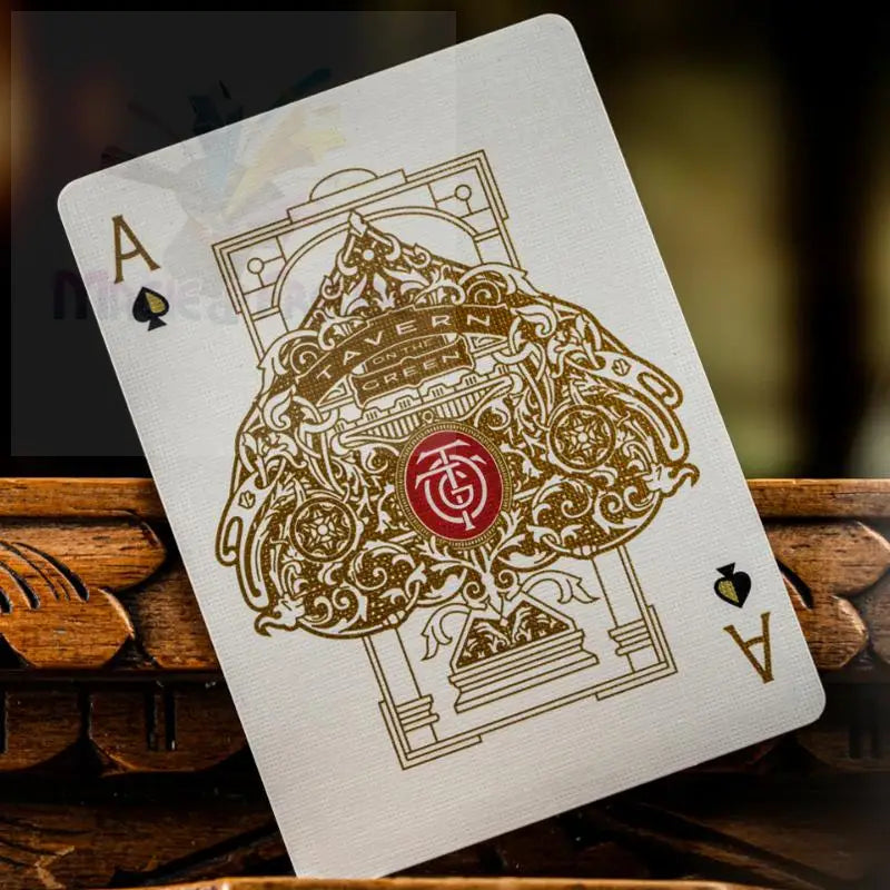 Individuell gestaltete Spielkarte, Pik-As, mit verschnörkelten goldenen und roten Verzierungen.