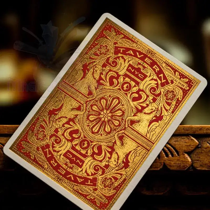 Spielkarte mit rotem und goldenem, detailreichem Muster im Vintage-Stil für Zaubertricks