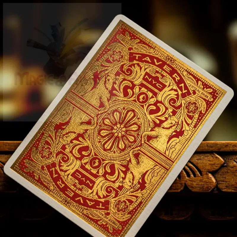 Rote und goldene verzierte Spielkarte.