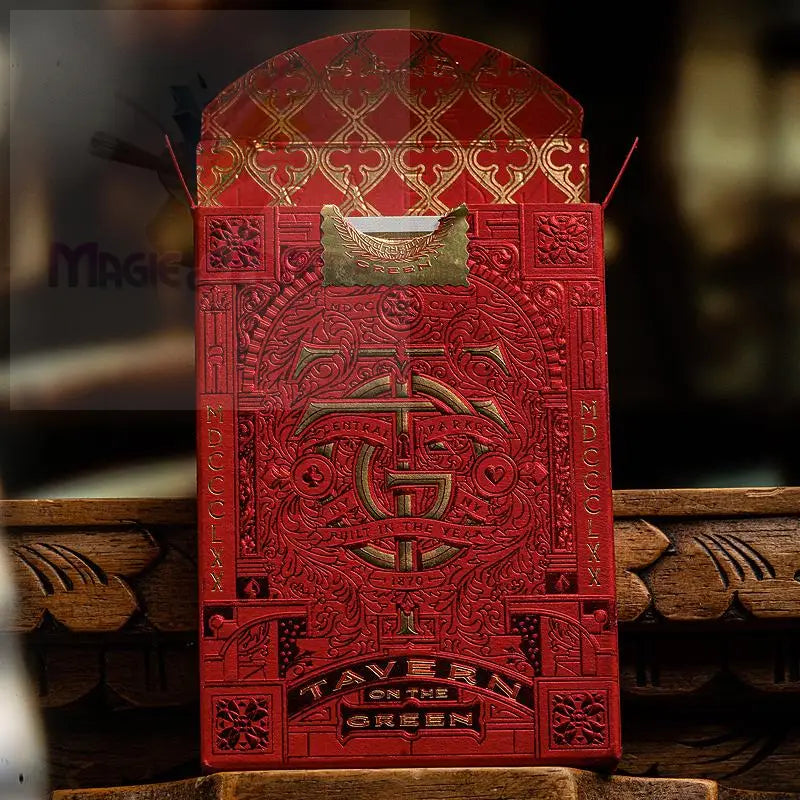 Rote und goldgeprägte Spielkartenbox.