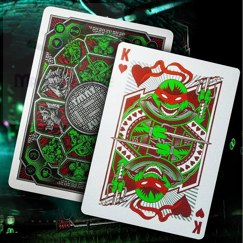 Zwei Spielkarten mit Teenage Mutant Ninja Turtles-Motiven.