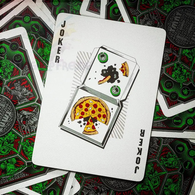 Eine weiße Spielkarte mit einem skurrilen Pizzamotiv.