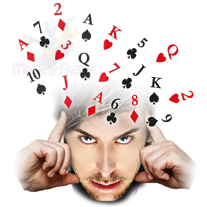 Ein Mann mit Karten, die in seinem Kopf herumfliegen.