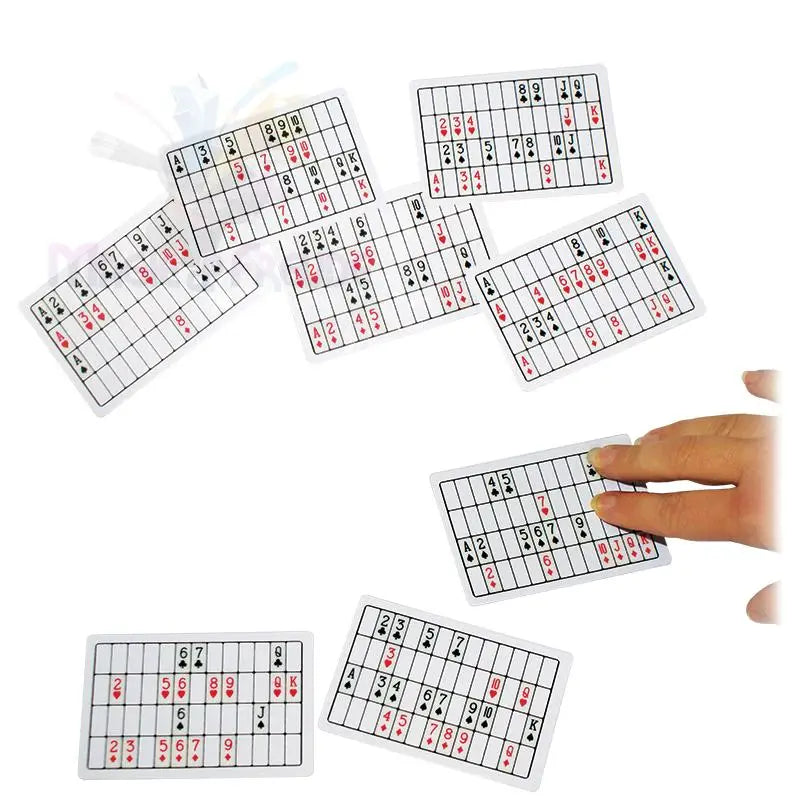 Eine Reihe von Spickzetteln für Spielkarten.