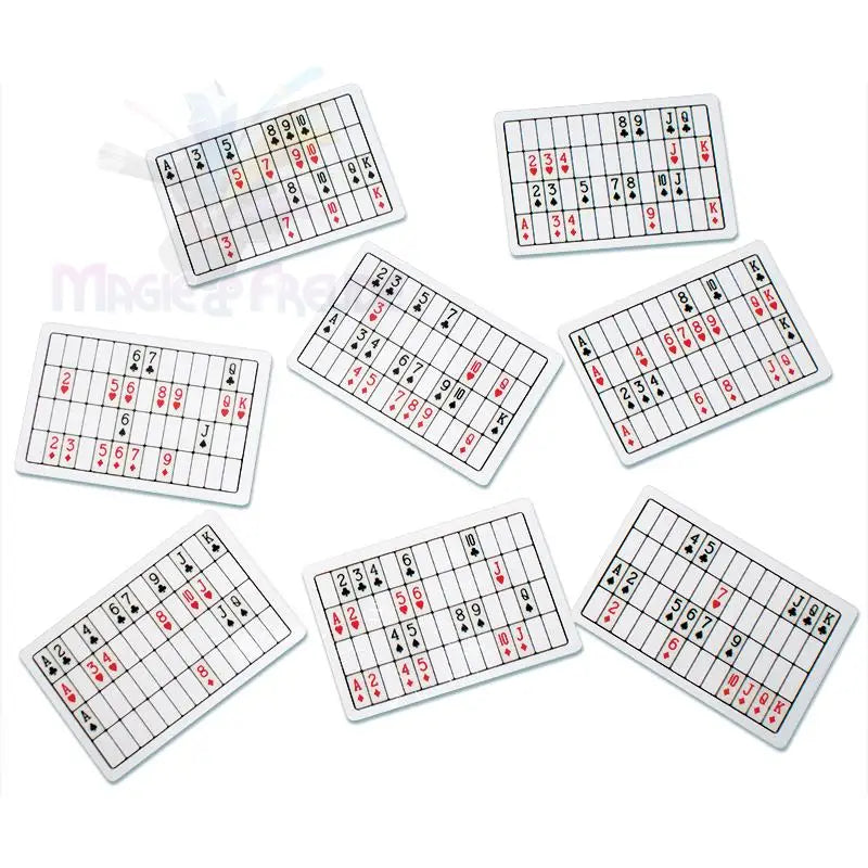 Ein Satz Spielkarten mit gitterartigen Markierungen für ein Kartenspiel.