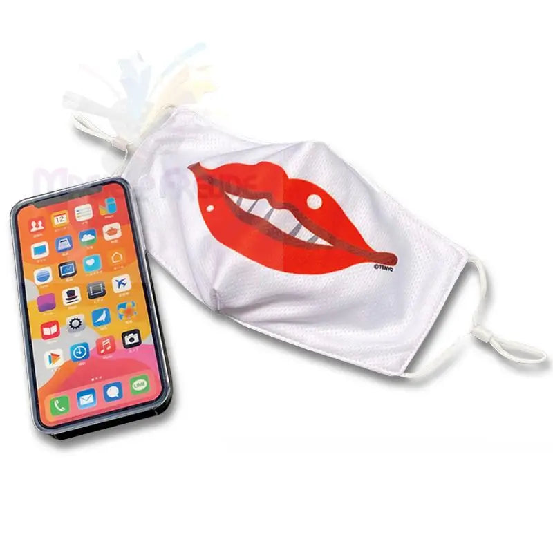 Eine weiße Gesichtsmaske aus Stoff mit roten Lippen und einem Smartphone mit App-Symbolen.