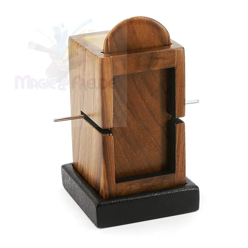 Ein magisches Holzrequisit zum Schneiden von Münzen mit zwei Metallstiften.