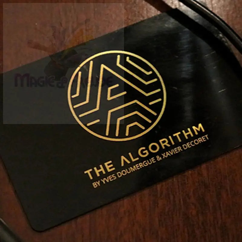 Schwarze Visitenkarte mit geometrischem Logo in Gold.