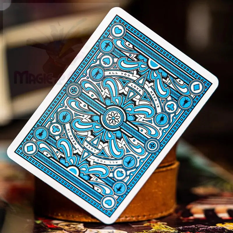 Blaue und weiße, aufwendig gestaltete Spielkarte.