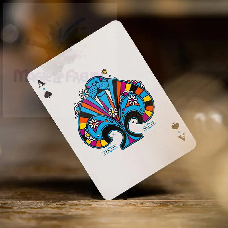 Pik-As-Spielkarte mit einem farbenfrohen, stilisierten Leopardenmuster.