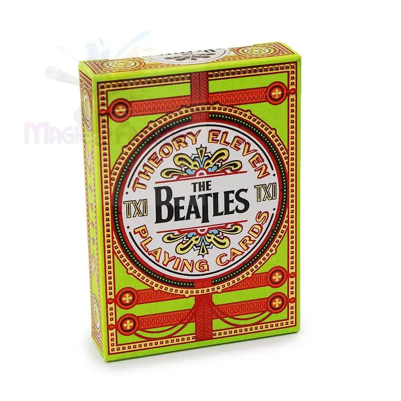 Limonengrünes Spielkartenset mit verzierten roten und goldenen Verzierungen.