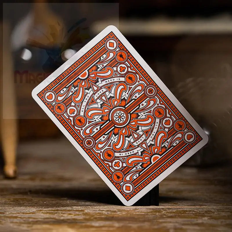 Verschnörkelte orange-weiße Spielkarte.