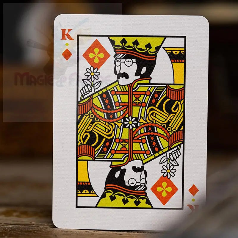Spielkarte mit einem Karo-König und einem stilisierten Mann mit Schnurrbart, der eine Brille und eine Krone trägt und eine Blume hält.