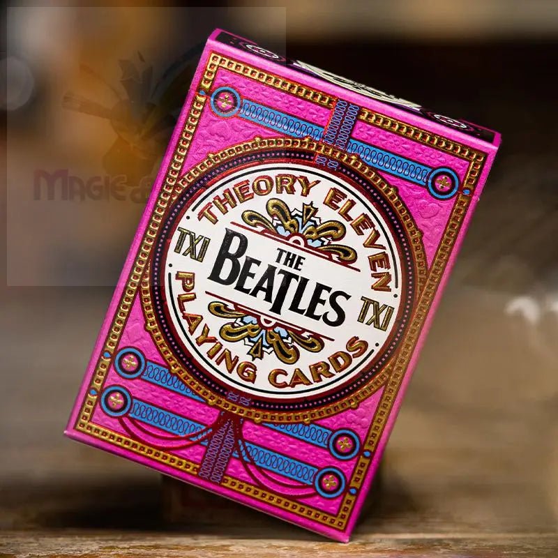 Rosafarbene Spielkartenbox mit verschnörkelten goldenen und blauen Motiven.