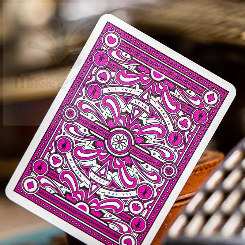 Rosa und weiße Spielkarte mit einem komplizierten symmetrischen Design.