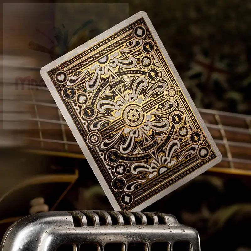 Eine aufwändig gestaltete Spielkarte mit goldenen und schwarzen Akzenten.