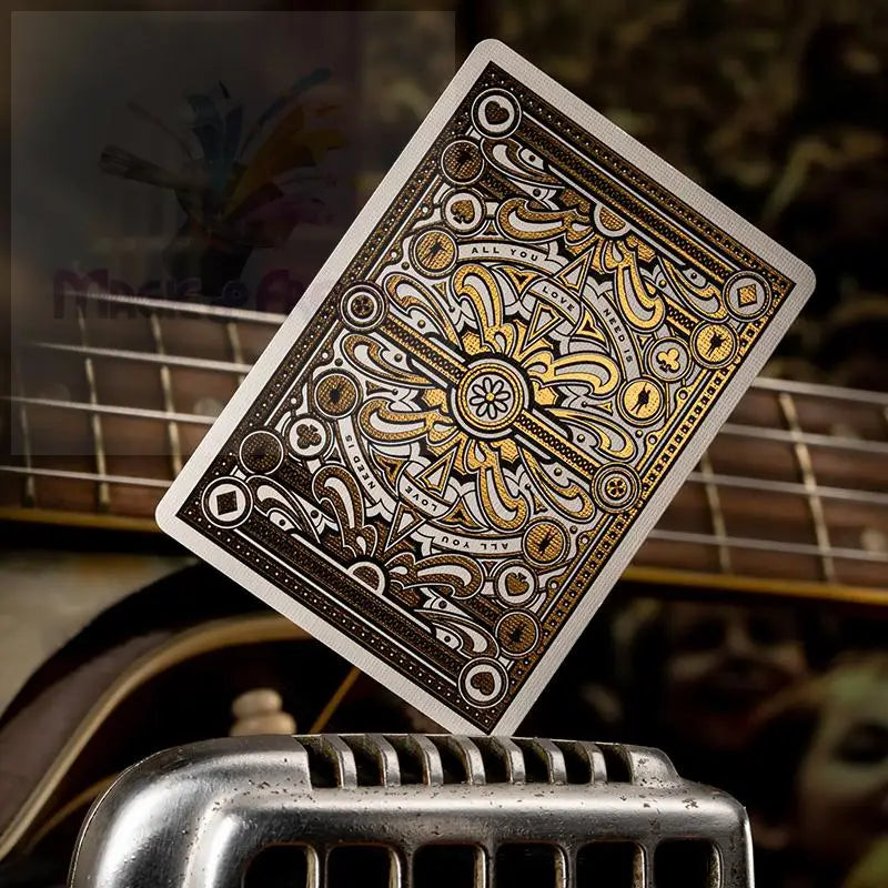 Aufwendig gestaltete Spielkarte mit goldenen und schwarzen Akzenten.