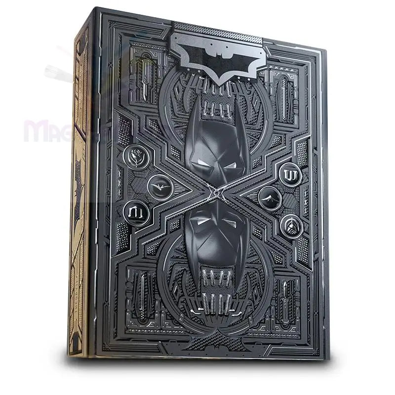 Geprägte schwarze Spielkartenbox mit Batman-Motiv.