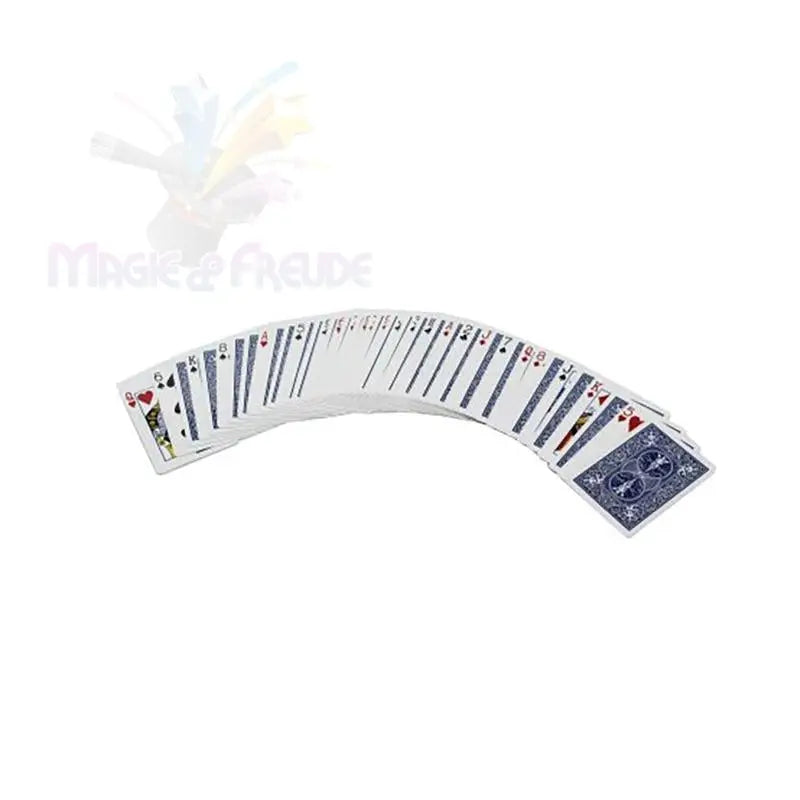 Ein gefächerter Satz Spielkarten, bei dem einige Seiten sichtbar sind und die blau gemusterte Rückseite der letzten Karte zu sehen ist.