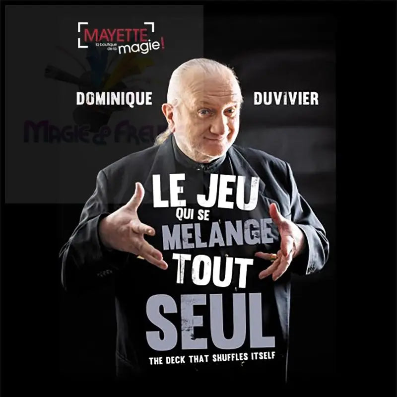 Ein Mann in einem schwarzen Hemd, der mit erhobenen Händen für einen Zaubertrick wirbt.