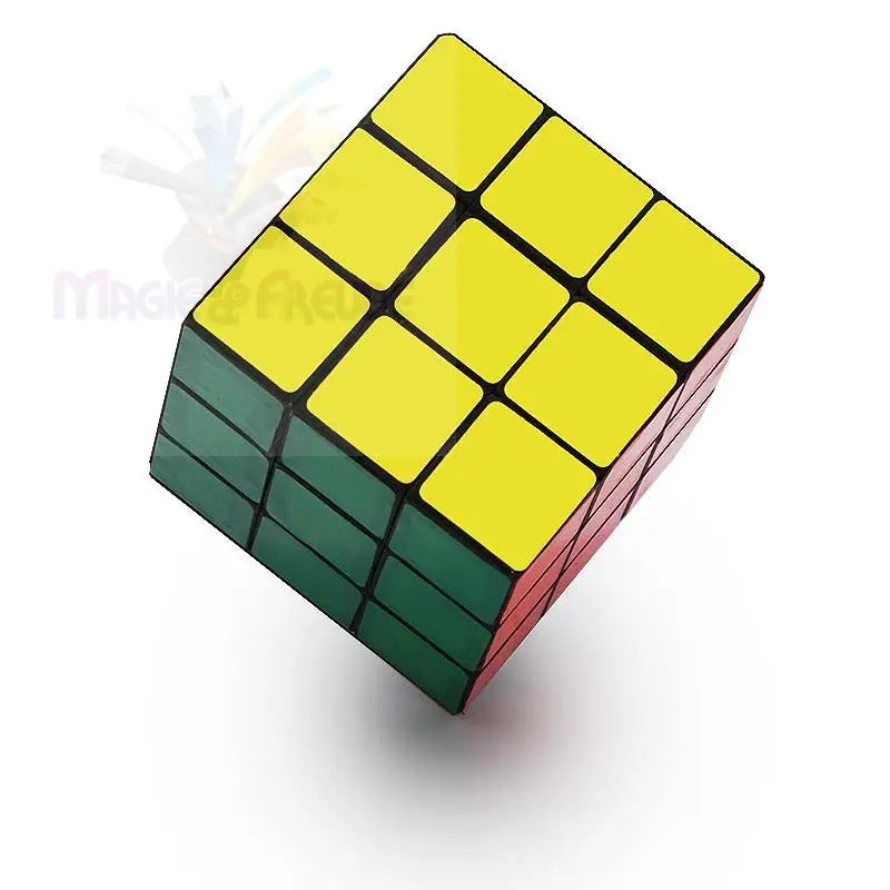 Ein Rubik’s Cube mit gelben, grünen und roten Flächen.