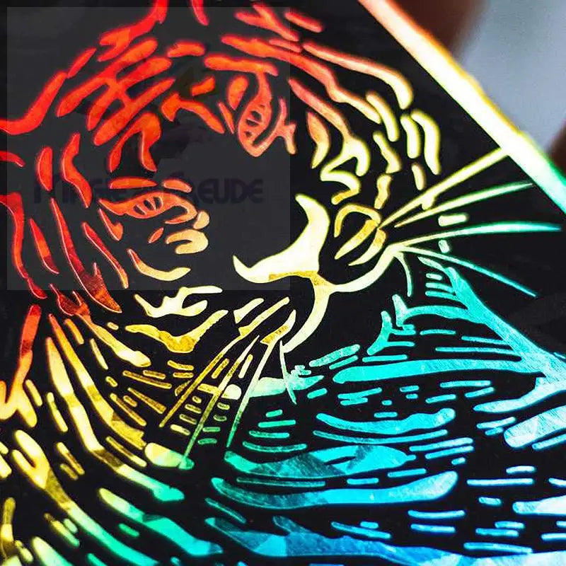 Regenbogenfarbener holografischer Tigerumriss auf schwarzem Hintergrund.