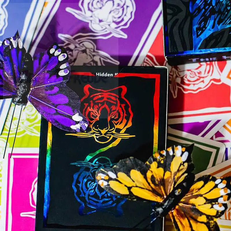 Schwarze Karte mit einem regenbogenfarbenen Tigerkopfmotiv.