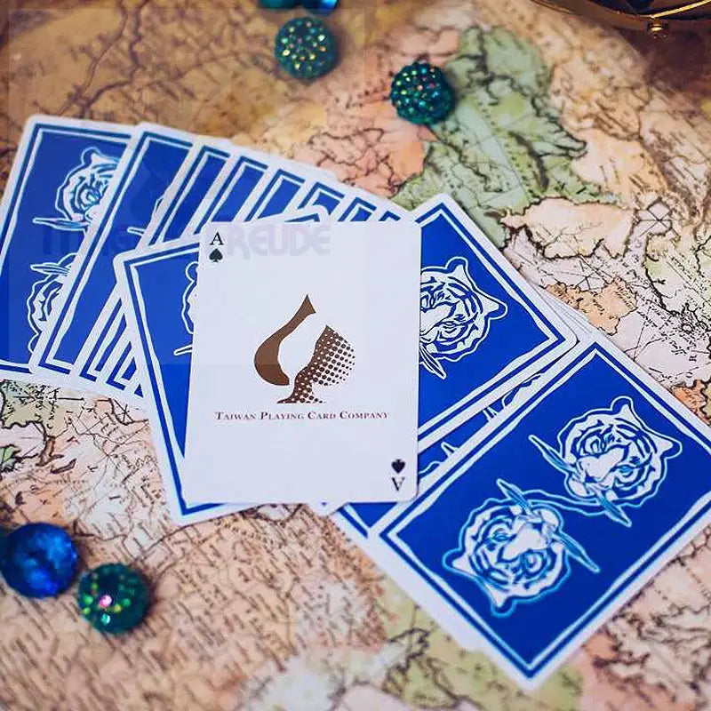 Ein Spielkartensatz mit blauer Rückseite mit Tigermotiv und weißem Pik-Ass.