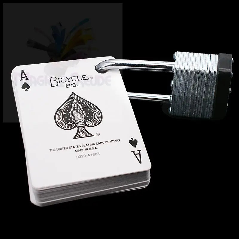 Ein Spielkartensatz der Marke Bicycle, gesichert mit einem Vorhängeschloss.