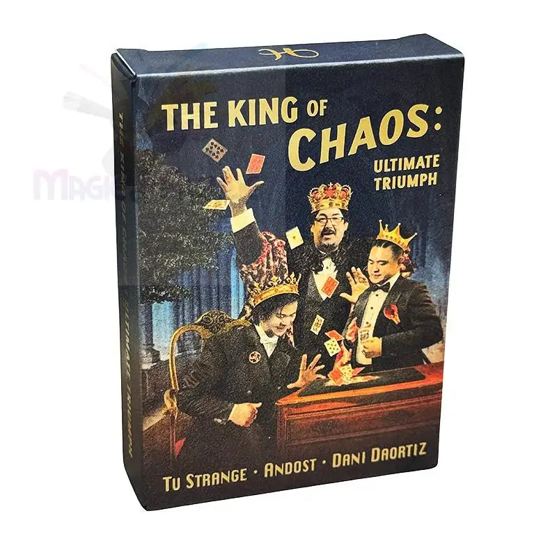 Eine dunkelblaue Spielkartenschachtel mit drei Magiern und fallenden Karten, mit goldenem Text.