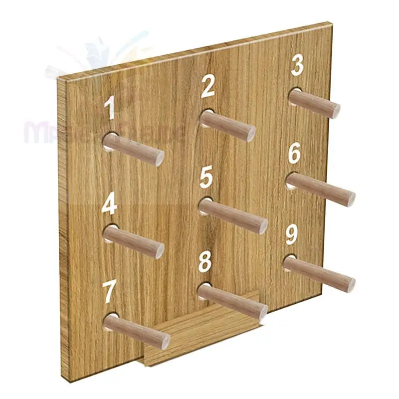 Holztafel mit nummerierten Löchern.