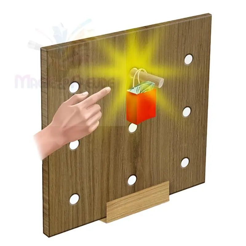 Ein Holzbrett mit Löchern, ein Pflock und eine kleine Geschenktüte, auf die eine Hand zeigt.