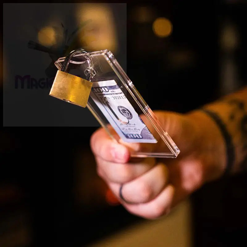Ein durchsichtiger Geldhalter aus Acryl mit einem Vorhängeschloss, der einen gefalteten Hundert-Dollar-Schein enthält.
