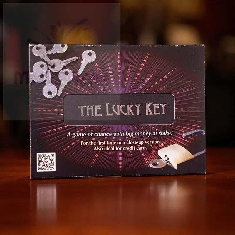 Eine Kartenspielbox mit Schlüsseln und einem Schloss.