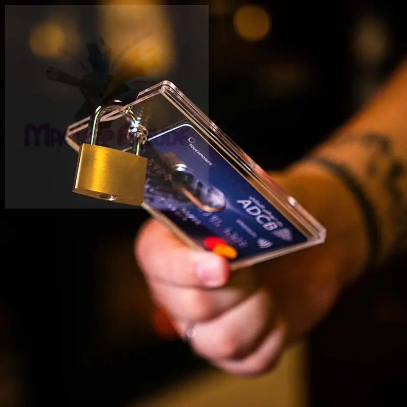 Eine Kreditkarte, die mit einem kleinen goldenen Vorhängeschloss in einem durchsichtigen Plastikhalter gesichert ist.